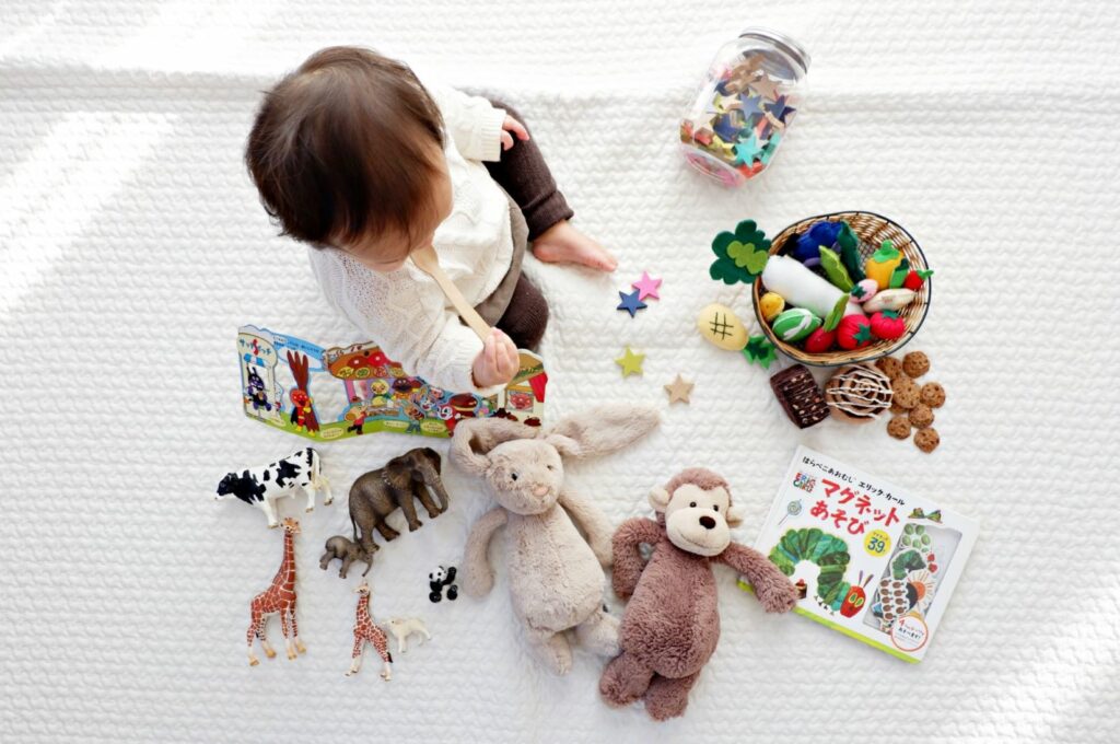 Baby auf Decke mit Spielzeug bedürfnisorientierte Erziehung